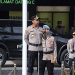 Kapolres Kotamobagu, AKBP Irwanto, memimpin langsung pelaksanaan apel pagi di lapangan Mapolres Kotamobagu pada Senin (04/05/2026). Momentum ini menjadi sarana penguatan integritas bagi seluruh personel, mulai dari pejabat utama hingga perwakilan Polsek jajaran, dalam menjalankan fungsi kepolisian sebagai pelayan masyarakat.