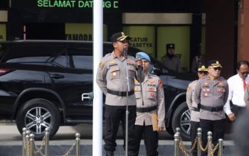 Kapolres Kotamobagu, AKBP Irwanto, memimpin langsung pelaksanaan apel pagi di lapangan Mapolres Kotamobagu pada Senin (04/05/2026). Momentum ini menjadi sarana penguatan integritas bagi seluruh personel, mulai dari pejabat utama hingga perwakilan Polsek jajaran, dalam menjalankan fungsi kepolisian sebagai pelayan masyarakat.