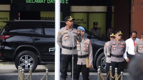 Kapolres Kotamobagu, AKBP Irwanto, memimpin langsung pelaksanaan apel pagi di lapangan Mapolres Kotamobagu pada Senin (04/05/2026). Momentum ini menjadi sarana penguatan integritas bagi seluruh personel, mulai dari pejabat utama hingga perwakilan Polsek jajaran, dalam menjalankan fungsi kepolisian sebagai pelayan masyarakat.