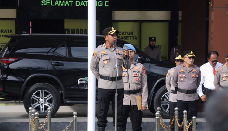Kapolres Kotamobagu, AKBP Irwanto, memimpin langsung pelaksanaan apel pagi di lapangan Mapolres Kotamobagu pada Senin (04/05/2026). Momentum ini menjadi sarana penguatan integritas bagi seluruh personel, mulai dari pejabat utama hingga perwakilan Polsek jajaran, dalam menjalankan fungsi kepolisian sebagai pelayan masyarakat.