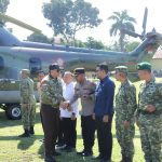 Kapolres Kotamobagu, AKBP Irwanto bersalaman dengan Menhan Sjafrie Sjamsoeddin di depan barisan Forkopimda.