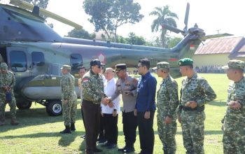 Kapolres Kotamobagu, AKBP Irwanto bersalaman dengan Menhan Sjafrie Sjamsoeddin di depan barisan Forkopimda.