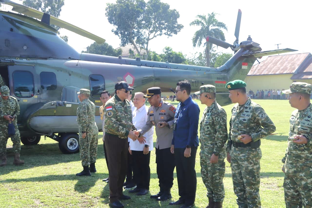 Kapolres Kotamobagu, AKBP Irwanto bersalaman dengan Menhan Sjafrie Sjamsoeddin di depan barisan Forkopimda.