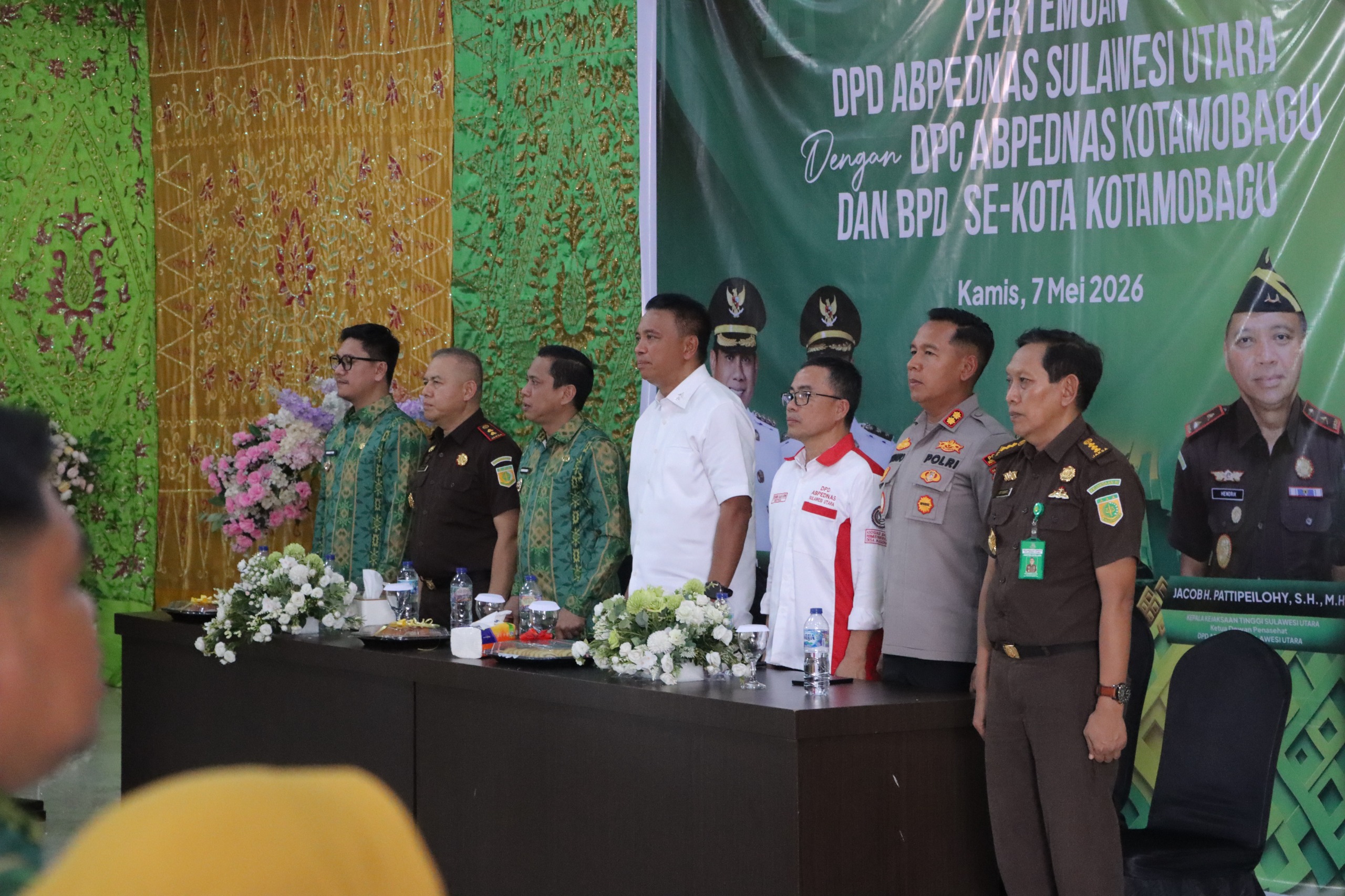 Sinergi Lintas Sektor: Kapolres Kotamobagu AKBP Irwanto (kiri) saat menghadiri pertemuan penguatan peran BPD di Rumah Dinas Wali Kota Kotamobagu, Kamis (07/05/2026). Sumber Foto: Humas Polres Kotamobagu