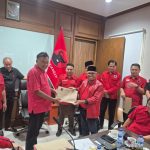 Ketua DPD PDI Perjuangan Sulut Olly Dondokambey menyerahkan SK penetapan Dewi Zandra Astuti Mondo sebagai Ketua DPRD Bolmut kepada Ketua DPC Amin Lasena. Langkah ini resmi mengakhiri dinamika penentuan kursi pimpinan legislatif di Bolmut. (Foto: Ist)