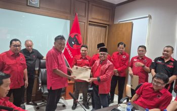 Ketua DPD PDI Perjuangan Sulut Olly Dondokambey menyerahkan SK penetapan Dewi Zandra Astuti Mondo sebagai Ketua DPRD Bolmut kepada Ketua DPC Amin Lasena. Langkah ini resmi mengakhiri dinamika penentuan kursi pimpinan legislatif di Bolmut. (Foto: Ist)