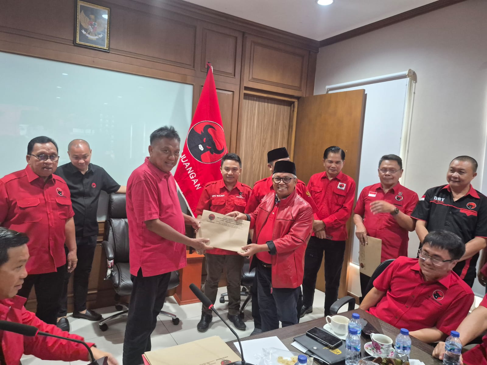 Ketua DPD PDI Perjuangan Sulut Olly Dondokambey menyerahkan SK penetapan Dewi Zandra Astuti Mondo sebagai Ketua DPRD Bolmut kepada Ketua DPC Amin Lasena. Langkah ini resmi mengakhiri dinamika penentuan kursi pimpinan legislatif di Bolmut. (Foto: Ist)