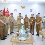 Gubernur Sulut Yulius Selvanus saat menyerahkan Nota Dinas Plt Bupati Sitaro kepada Heronimus Makainas di Wisma Negara, Senin (11/5/2026). Sumber: Humas Pemprov Sulut.