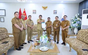Gubernur Sulut Yulius Selvanus saat menyerahkan Nota Dinas Plt Bupati Sitaro kepada Heronimus Makainas di Wisma Negara, Senin (11/5/2026). Sumber: Humas Pemprov Sulut.
