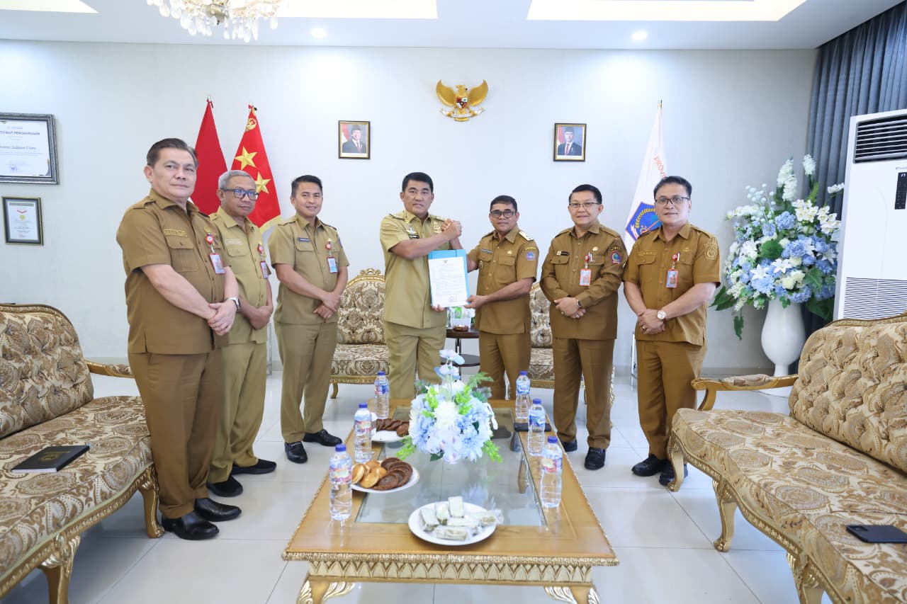 Gubernur Sulut Yulius Selvanus saat menyerahkan Nota Dinas Plt Bupati Sitaro kepada Heronimus Makainas di Wisma Negara, Senin (11/5/2026). Sumber: Humas Pemprov Sulut.