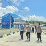 Kapolres Boltim AKBP Golfried Pakpahan mengecek kesiapan personel di Pelabuhan Kotabunan, Selasa (12/05/2026). (Sumber: Humas Polres Boltim