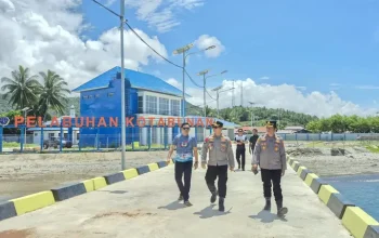 Kapolres Boltim AKBP Golfried Pakpahan mengecek kesiapan personel di Pelabuhan Kotabunan, Selasa (12/05/2026). (Sumber: Humas Polres Boltim