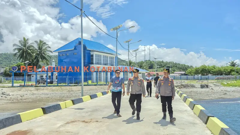 Kapolres Boltim AKBP Golfried Pakpahan mengecek kesiapan personel di Pelabuhan Kotabunan, Selasa (12/05/2026). (Sumber: Humas Polres Boltim