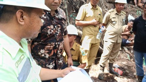 Sejumlah aparat pemerintah bersama perwakilan perusahaan dan kuasa hukum pihak pengklaim lahan berkumpul di lokasi Mainridge Barat, Desa Bakan, Bolmong, untuk membahas kejelasan batas lahan dan menjaga situasi tetap kondusif.  