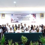 Wabup Deddy Abdul Hamid (tengah), didampingi Kepala Dinas Kesehatan Saipul Botutihe dan jajaran, berfoto bersama para peserta usai menutup kegiatan Monitoring dan Evaluasi (Monev) Program Kesehatan Tahun 2026 di Hotel Grand Whiz Manado, Rabu (13/5/2026). Dalam kesempatan tersebut, Wabup menginstruksikan pendistribusian nakes ke sembilan Pustu baru.
