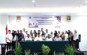 Wabup Deddy Abdul Hamid (tengah), didampingi Kepala Dinas Kesehatan Saipul Botutihe dan jajaran, berfoto bersama para peserta usai menutup kegiatan Monitoring dan Evaluasi (Monev) Program Kesehatan Tahun 2026 di Hotel Grand Whiz Manado, Rabu (13/5/2026). Dalam kesempatan tersebut, Wabup menginstruksikan pendistribusian nakes ke sembilan Pustu baru.