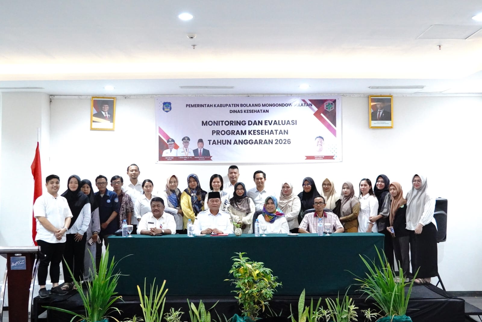 Wabup Deddy Abdul Hamid (tengah), didampingi Kepala Dinas Kesehatan Saipul Botutihe dan jajaran, berfoto bersama para peserta usai menutup kegiatan Monitoring dan Evaluasi (Monev) Program Kesehatan Tahun 2026 di Hotel Grand Whiz Manado, Rabu (13/5/2026). Dalam kesempatan tersebut, Wabup menginstruksikan pendistribusian nakes ke sembilan Pustu baru.