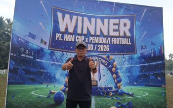 Ronni Hamim, Direktur PT. HKM, memberikan apresiasi kepada panitia dan masyarakat atas suksesnya PT. HKM Cup x Pemuda Bulud 2026. 3. Ucapan terima kasih Direktur PT. HKM, Ronni Hamim, kepada masyarakat Bulud yang selalu ia cintai.