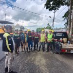 Petugas dari Dinas PUPR Kota Kotamobagu saat melakukan pengaspalan dan perbaikan teknis di salah satu segmen Jalan Zakaria Imban, Kotamobagu, Sulawesi Utara.