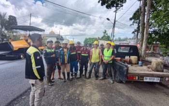 Petugas dari Dinas PUPR Kota Kotamobagu saat melakukan pengaspalan dan perbaikan teknis di salah satu segmen Jalan Zakaria Imban, Kotamobagu, Sulawesi Utara.