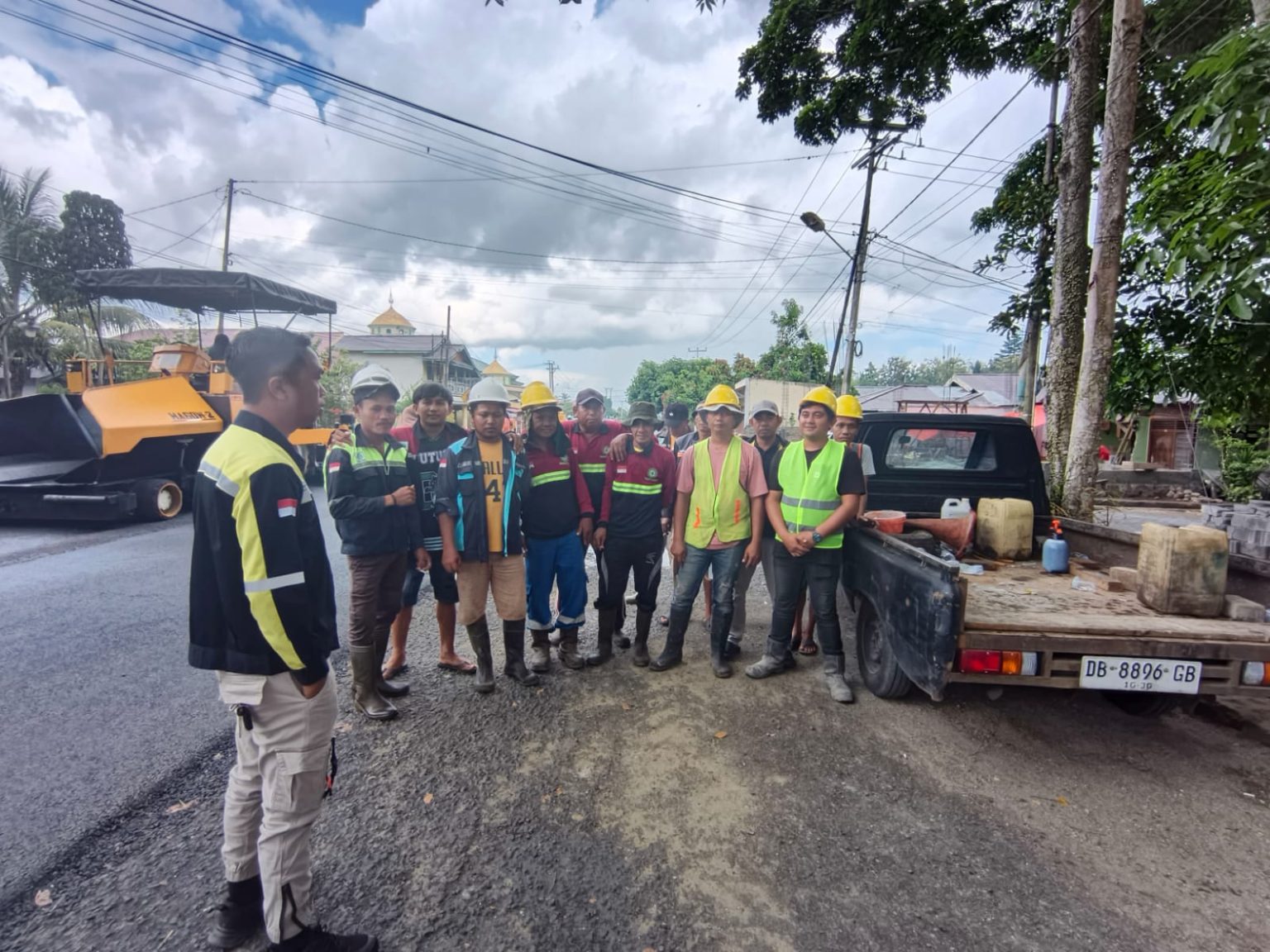 Petugas dari Dinas PUPR Kota Kotamobagu saat melakukan pengaspalan dan perbaikan teknis di salah satu segmen Jalan Zakaria Imban, Kotamobagu, Sulawesi Utara.