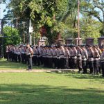 Wakapolres Kotamobagu Kompol Romel Pontoh memimpin Apel Gelar Pasukan pengamanan dakwah Ustadz Abdul Somad di lapangan upacara, Kamis (21/5/2026). Ratusan personel gabungan disiagakan untuk memastikan kegiatan keagamaan berlangsung aman dan tertib.