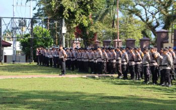 Wakapolres Kotamobagu Kompol Romel Pontoh memimpin Apel Gelar Pasukan pengamanan dakwah Ustadz Abdul Somad di lapangan upacara, Kamis (21/5/2026). Ratusan personel gabungan disiagakan untuk memastikan kegiatan keagamaan berlangsung aman dan tertib.
