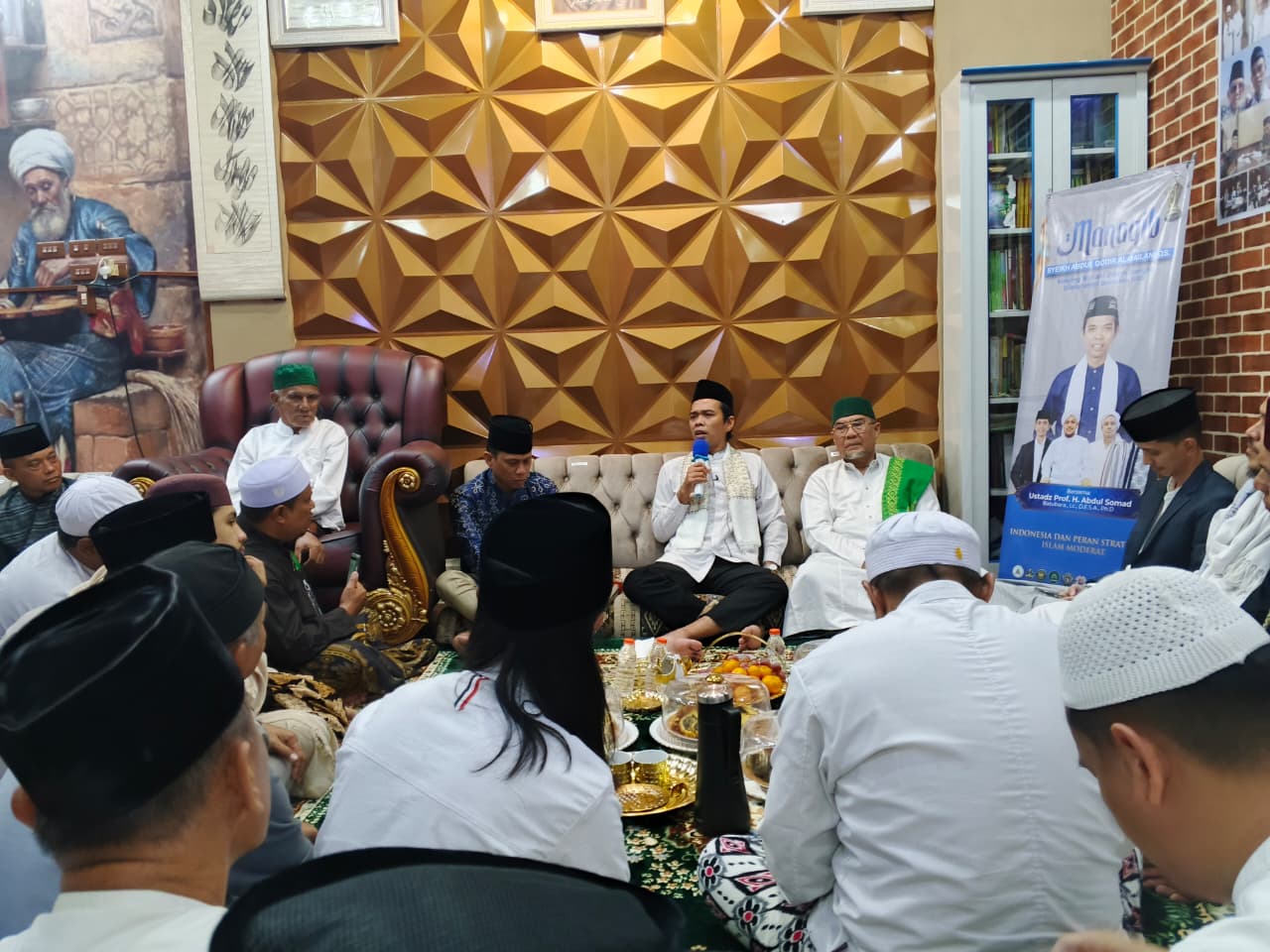 Ustadz Abdul Somad (UAS) menepati janji silaturahmi ke kediaman Muhammad Alfian Arisa di Kotamobagu, disambut hangat keluarga, tokoh masyarakat, dan warga sekitar.