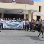 Kapolres Bolsel AKBP Kuntadi Budi Pranoto bersama jajaran Polres Bolaang Mongondow Selatan saat menyerahkan hewan kurban Iduladha 1447 H kepada masyarakat melalui pengurus masjid, Selasa (26/5/2026).