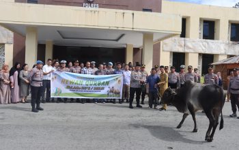 Kapolres Bolsel AKBP Kuntadi Budi Pranoto bersama jajaran Polres Bolaang Mongondow Selatan saat menyerahkan hewan kurban Iduladha 1447 H kepada masyarakat melalui pengurus masjid, Selasa (26/5/2026).