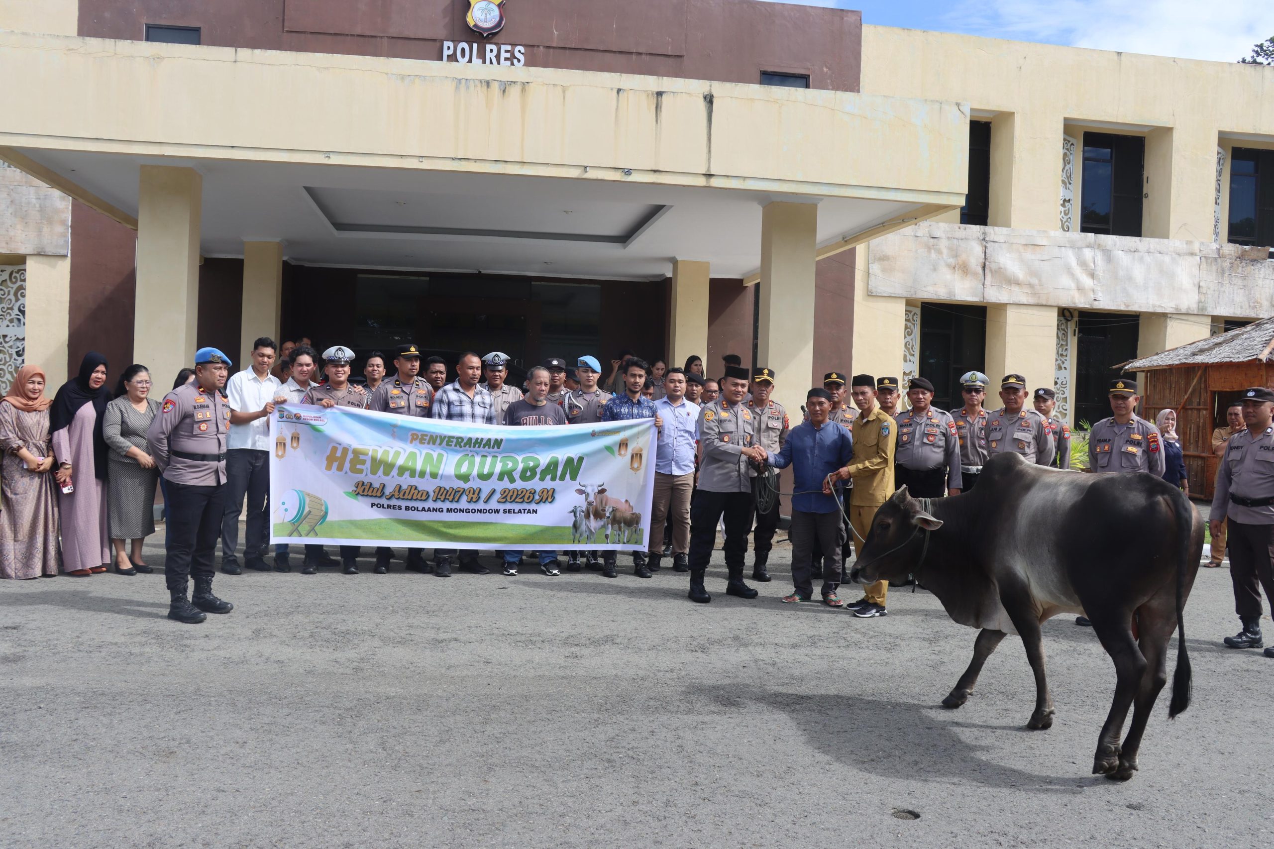 Kapolres Bolsel AKBP Kuntadi Budi Pranoto bersama jajaran Polres Bolaang Mongondow Selatan saat menyerahkan hewan kurban Iduladha 1447 H kepada masyarakat melalui pengurus masjid, Selasa (26/5/2026).