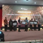 Sekdaprov Sulut Tahlis Gallang menerima penghargaan Universal Coverage Jaminan Sosial Ketenagakerjaan dari Kemendagri dan BPJS Ketenagakerjaan, menandai lahirnya Perda No.9/2022 sebagai tonggak perlindungan pekerja di Sulut.