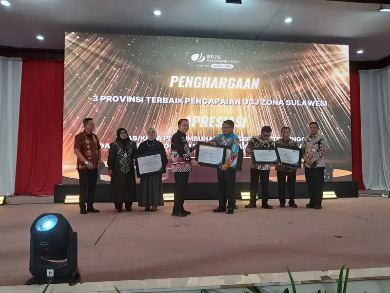 Sekdaprov Sulut Tahlis Gallang menerima penghargaan Universal Coverage Jaminan Sosial Ketenagakerjaan dari Kemendagri dan BPJS Ketenagakerjaan, menandai lahirnya Perda No.9/2022 sebagai tonggak perlindungan pekerja di Sulut.