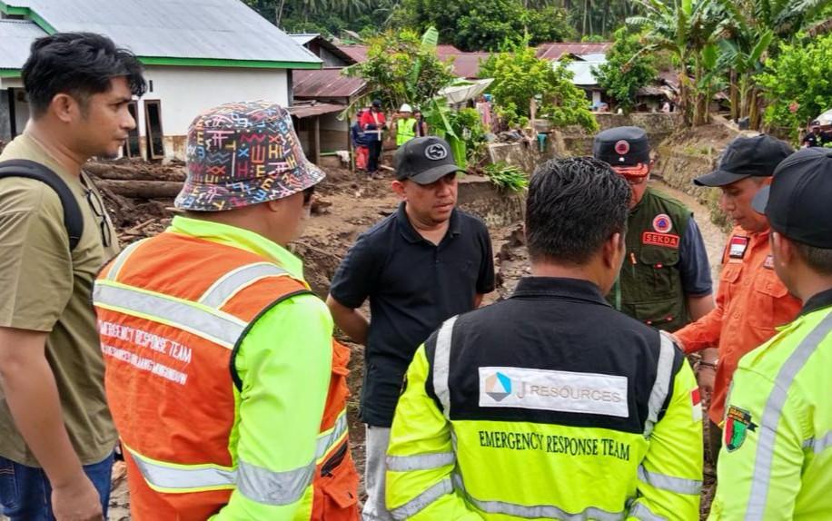 Bupati Bolmong bersama tim JRBM dan aparat terkait meninjau langsung penanganan dampak banjir di Desa Solimandungan.