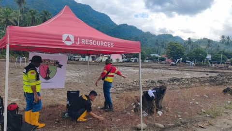 Bogani Emergency Response Team JRBM bersama mitra kerja mendirikan posko lapangan untuk mendukung penanganan banjir di Desa Solimandungan, Bolmong. Foto: Humas JRBM 
