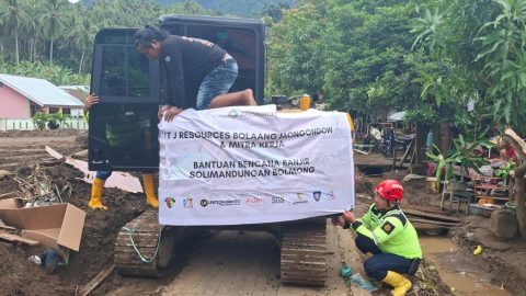 PT JRBM bersama mitra kerja menurunkan alat berat dan tim tanggap darurat untuk membantu penanganan dampak banjir di Desa Solimandungan, Bolmong. Foto: Humas JRBM