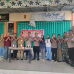 Kapolres Kotamobagu foto bersama dengan Pemerintah Kelurahan Gengulan, warga usai mengelar SABARMAS di Pasar Gengulan, Rabu (6/5/2026).