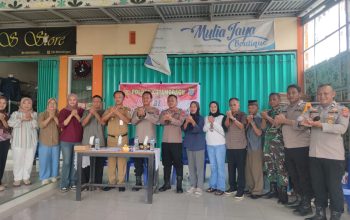 Kapolres Kotamobagu foto bersama dengan Pemerintah Kelurahan Gengulan, warga usai mengelar SABARMAS di Pasar Gengulan, Rabu (6/5/2026).