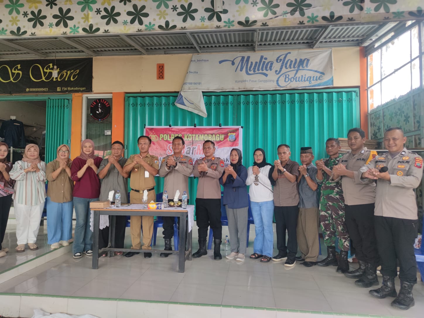 Kapolres Kotamobagu foto bersama dengan Pemerintah Kelurahan Gengulan, warga usai mengelar SABARMAS di Pasar Gengulan, Rabu (6/5/2026).