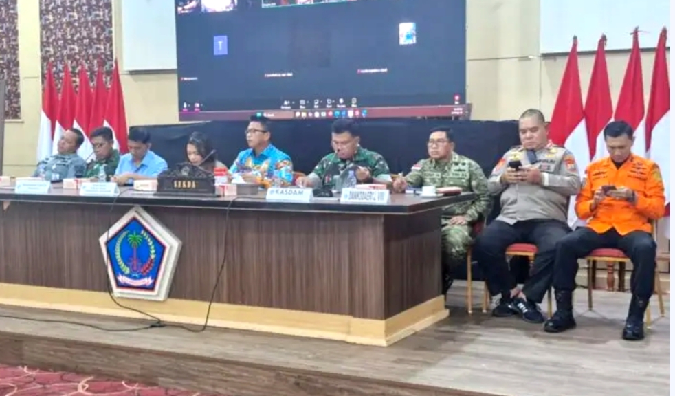 Sekretaris Provinsi Sulut Tahlis Gallang (tengah) saat memimpin Rakorwil persiapan kunjungan Presiden RI ke Pulau Miangas di Manado, Kamis (7/5/2026).