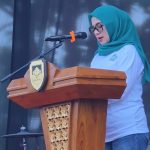 Ketua TP-PKK Boltim, Ny. Rosita Manoppo Pobela, saat memberikan arahan di pembukaan Festival Pangan Boltim di Desa Purworejo, Selasa (12/5). Sumber: Diskominfo Boltim