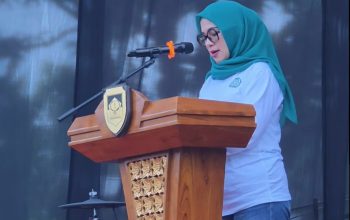 Ketua TP-PKK Boltim, Ny. Rosita Manoppo Pobela, saat memberikan arahan di pembukaan Festival Pangan Boltim di Desa Purworejo, Selasa (12/5). Sumber: Diskominfo Boltim