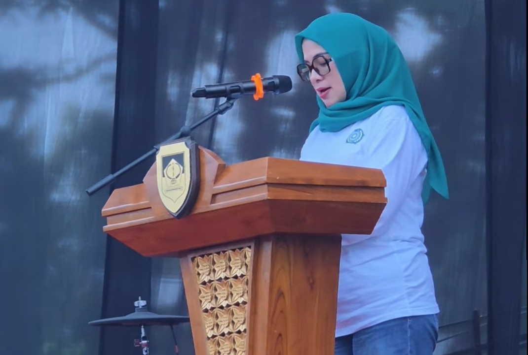 Ketua TP-PKK Boltim, Ny. Rosita Manoppo Pobela, saat memberikan arahan di pembukaan Festival Pangan Boltim di Desa Purworejo, Selasa (12/5). Sumber: Diskominfo Boltim