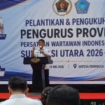 Gubernur Sulut Yulius Selvanus menyampaikan pesan etika jurnalistik dalam pelantikan Pengurus PWI Sulut masa bakti 2026–2031 di Hotel Sintesa Peninsula, Manado, Rabu (13/5/2026).