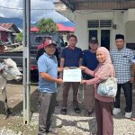 Pengurus Koperasi Produsen Perintis Tanoyan saat menyerahkan bantuan sapi kurban kepada perangkat desa setempat, Jumat (15/5/2026).