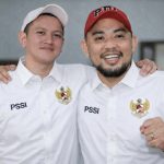 Ketua PSSI Kotamobagu Michael Sholat Bibisa bersama Ketua PSSI Boltim Rahman Salehe menunjukkan kebersamaan usai menyepakati kerja sama strategis untuk memperkuat kompetisi sepak bola di Bolaang Mongondow Raya (BMR).