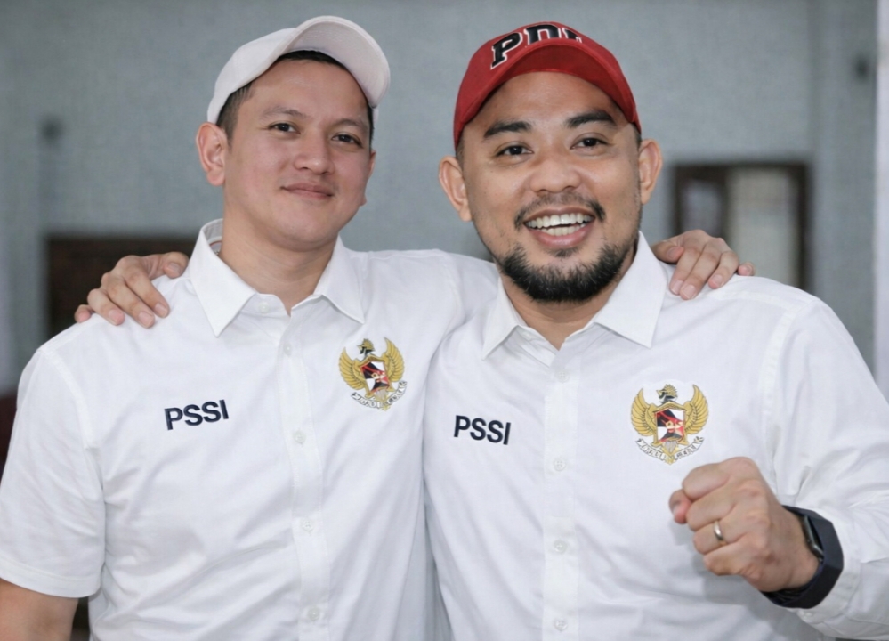 Ketua PSSI Kotamobagu Michael Sholat Bibisa bersama Ketua PSSI Boltim Rahman Salehe menunjukkan kebersamaan usai menyepakati kerja sama strategis untuk memperkuat kompetisi sepak bola di Bolaang Mongondow Raya (BMR).