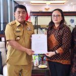 Gubernur Yulius Selvanus (kiri) menerima piagam penghargaan opini Kualitas Tinggi dari Kepala Perwakilan Ombudsman RI Sulut Meilany F. Limpar (kanan) di Manado, Selasa (19/5/2026).