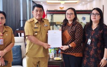 Gubernur Yulius Selvanus (kiri) menerima piagam penghargaan opini Kualitas Tinggi dari Kepala Perwakilan Ombudsman RI Sulut Meilany F. Limpar (kanan) di Manado, Selasa (19/5/2026).