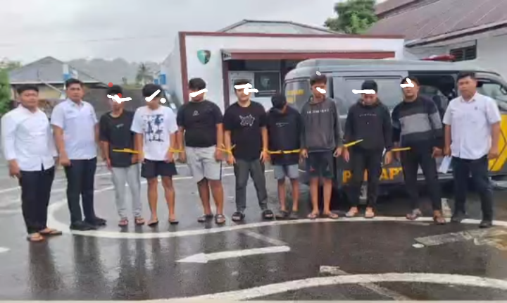 8 Terduga Pelaku Penganiayaan di Arter Muntoi yang diamankan Resmob Polres Kotamobagu. Foto: Humas Polres Kotamobagu.